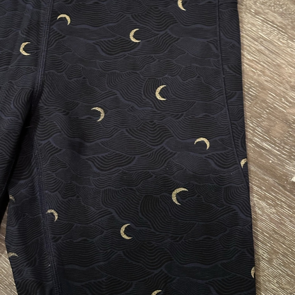Zyia Terrace Pocket Luxe 7/8 Leggings - Navy with Moons - Picture 4 of 6